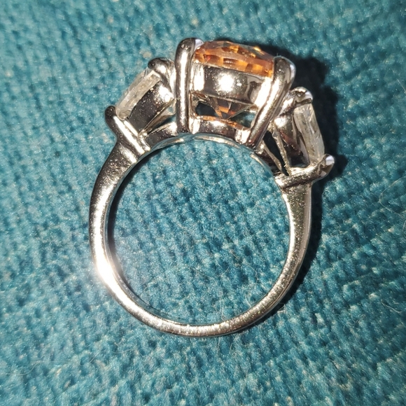 Cubic zirconia cocktail ring - Picture 4 of 4